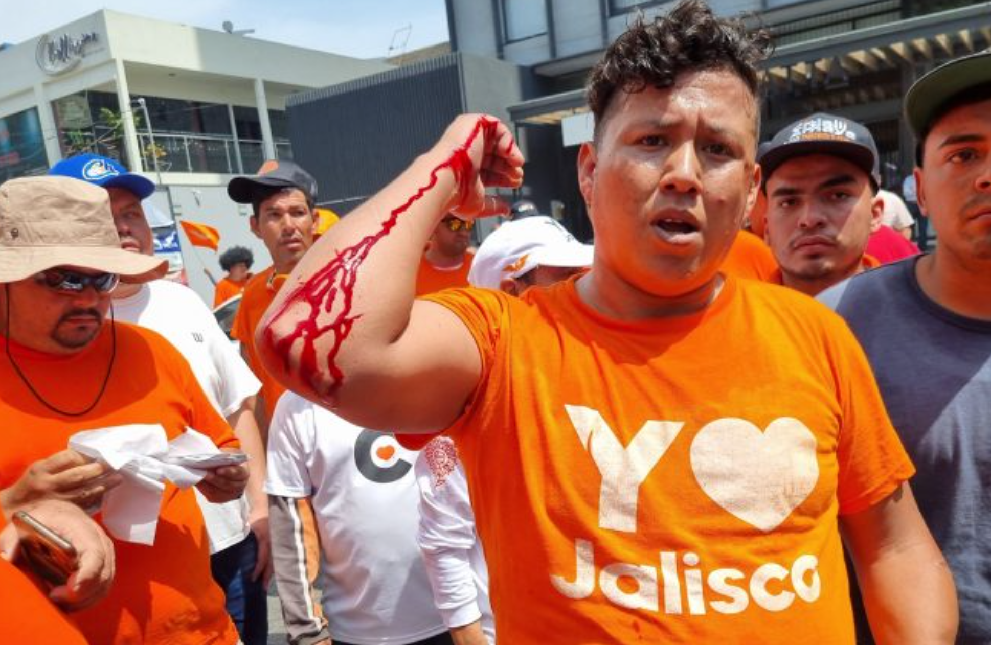 Pelea entre simpatizantes de MC y Morena en Jalisco antes de debate (VIDEO)